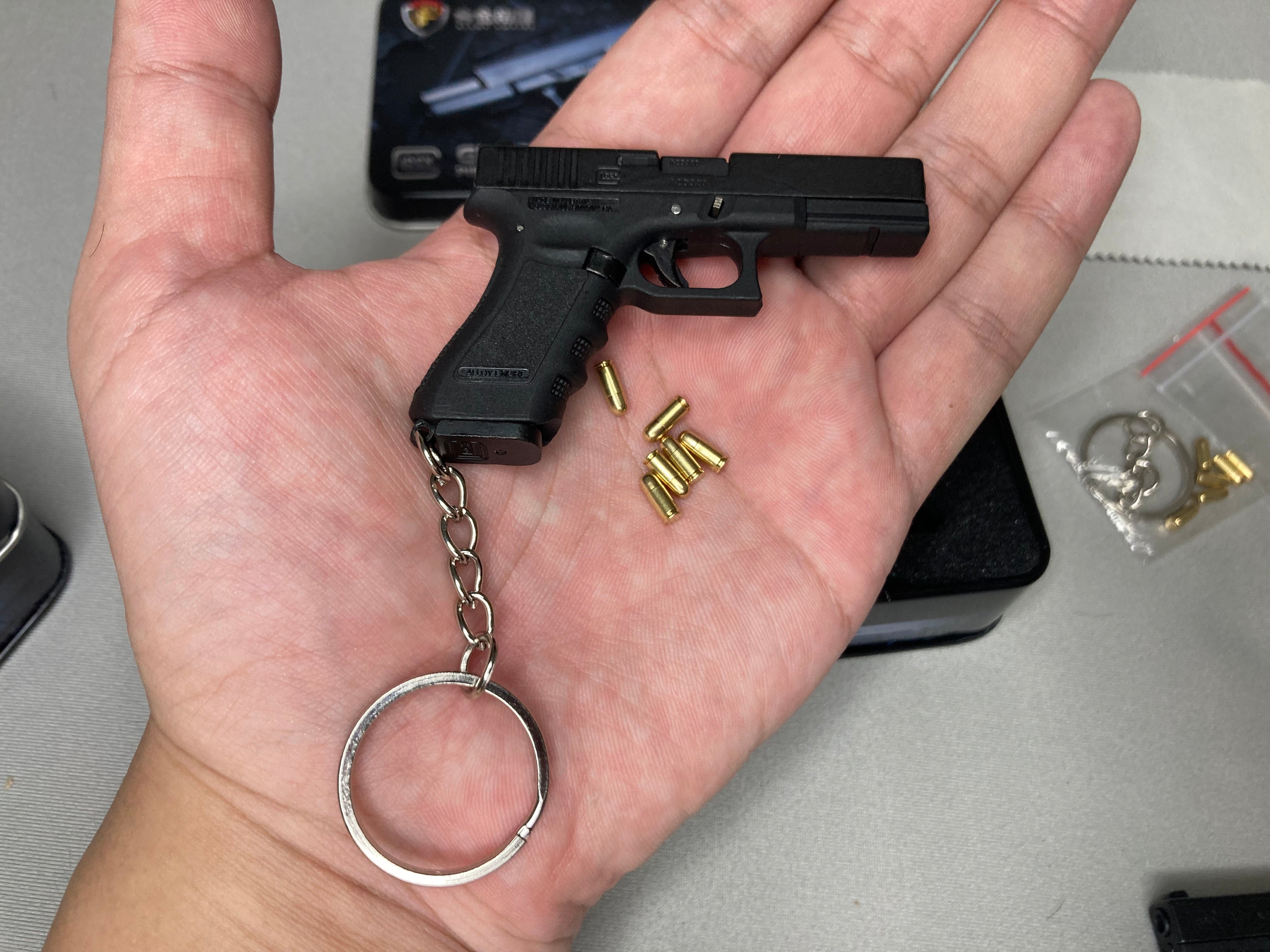 KNL Hobby Glock G17 black 1:3 scale Alloy model Keychain G17 Toy gift Fidget decompression toy