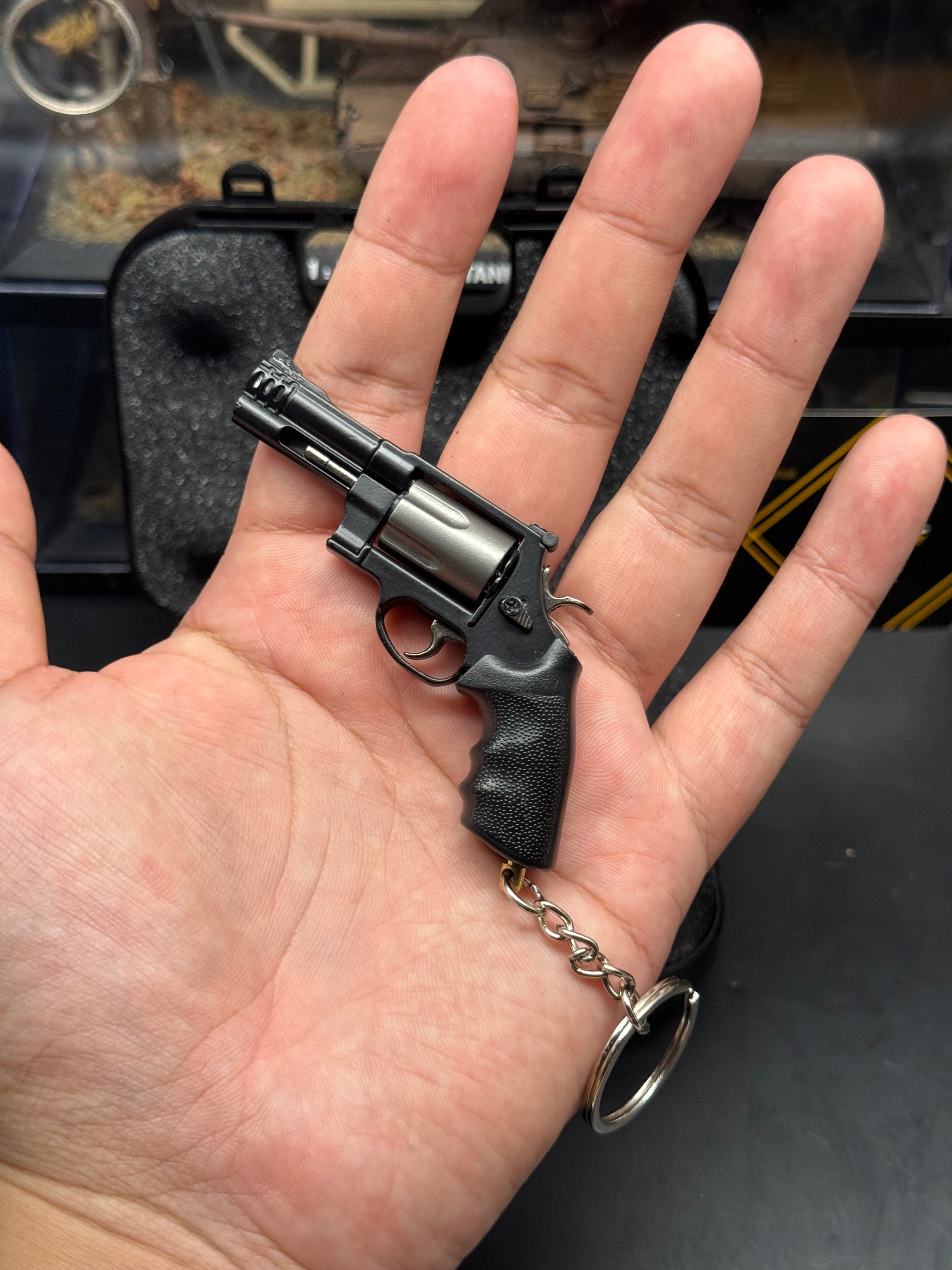 KNL Hobby Mini 1/3 Scale alloy revolver M500 Black gunmetal gray color model keychain Alloy Handgun Shape Model Keychain Fidget Toy Keychain + Collectible Model Storage Suitcase Static model can not shoot! (Copy)