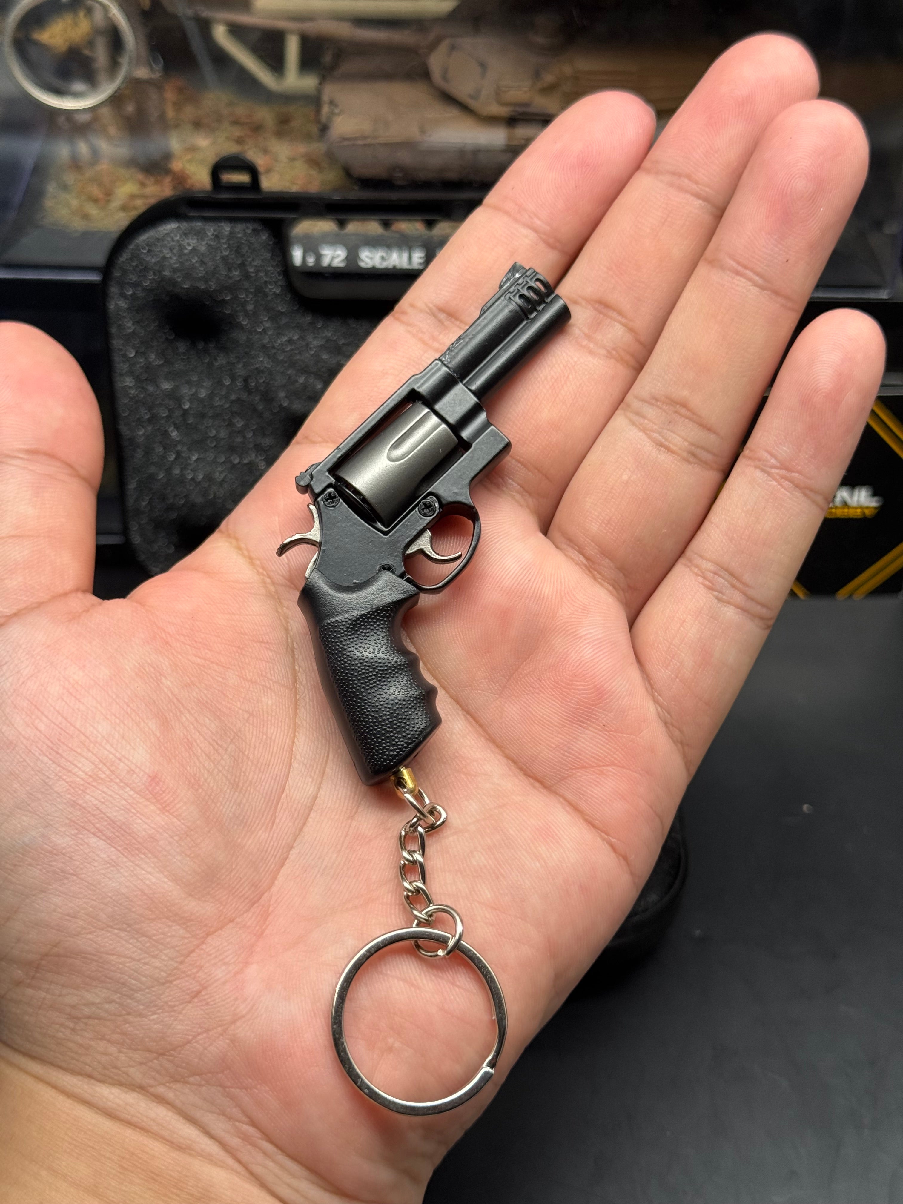 KNL Hobby Mini 1/3 Scale alloy revolver M500 Black gunmetal gray color model keychain Alloy Handgun Shape Model Keychain Fidget Toy Keychain + Collectible Model Storage Suitcase Static model can not shoot! (Copy)