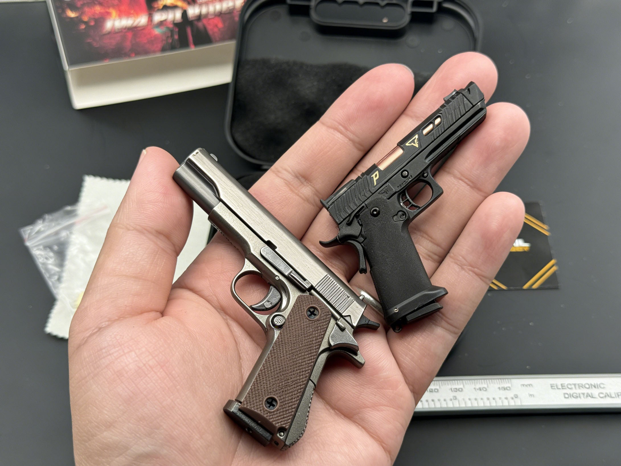 KNL HOBBY 1/3 Scale M1911 & JW4 TTI-PVI Pistol Grey Black Model + Collectible Storage Suitcase Bullets Ejection Function Can Not Shoot!