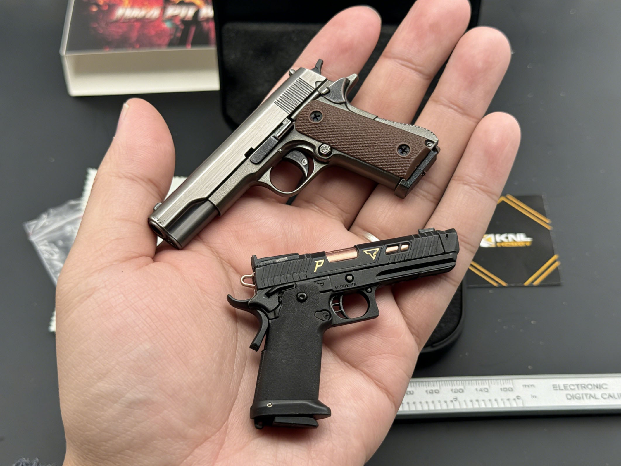 KNL HOBBY 1/3 Scale M1911 & JW4 TTI-PVI Pistol Grey Black Model + Collectible Storage Suitcase Bullets Ejection Function Can Not Shoot!