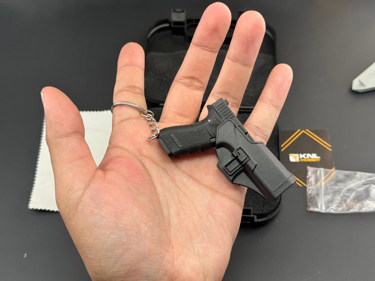 KNL HOBBY pistol model handgun model G type 17 black scale alloy model keychain 1/3 Scale Mini G-17 Aolly Model Keychain +collectible Storage Suitcase+holster Model Keychain collectible verison Can not shoot