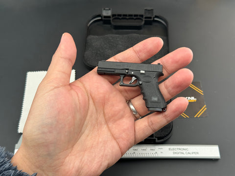KNL HOBBY pistol model handgun model G type 17 black scale alloy model keychain 1/3 Scale Mini G-17 Aolly Model Keychain +collectible Storage Suitcase+holster Model Keychain collectible verison Can not shoot
