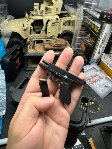 KNL HOBBY pistol model handgun model G type 17 black scale alloy model keychain 1/3 Scale Mini G-17 Aolly Model Keychain +collectible Storage Suitcase+holster Model Keychain collectible verison Can not shoot