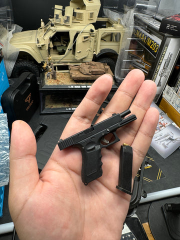 KNL HOBBY pistol model handgun model G type 17 black scale alloy model keychain 1/3 Scale Mini G-17 Aolly Model Keychain +collectible Storage Suitcase+holster Model Keychain collectible verison Can not shoot