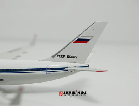 Phoenix 10744 Russian aviation IL-96-300 CCCP-96005 gold