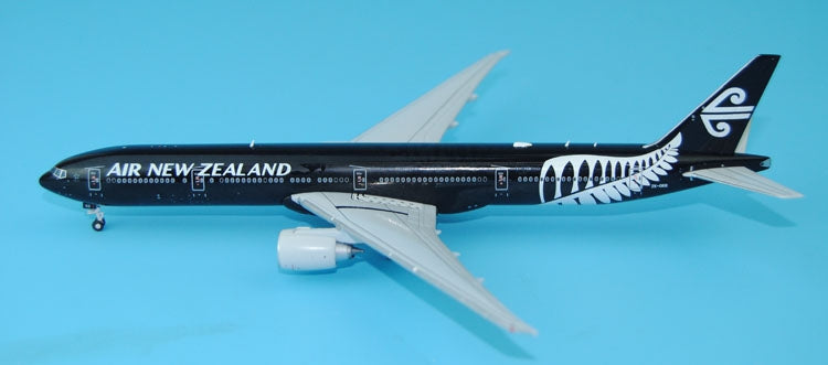 Specials: JC wings xx 4567 new Zealand airlines b777 - 300e r ZK - okq all black team 1: 400